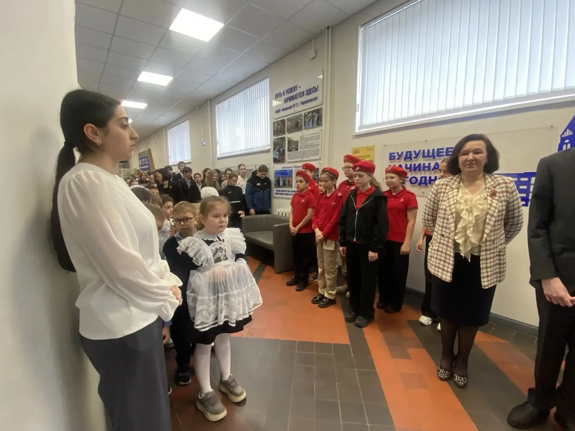 Флаг России вновь подняли лучшие!  18 мая в гимназии прошла торжественная линейка, посвященная церем