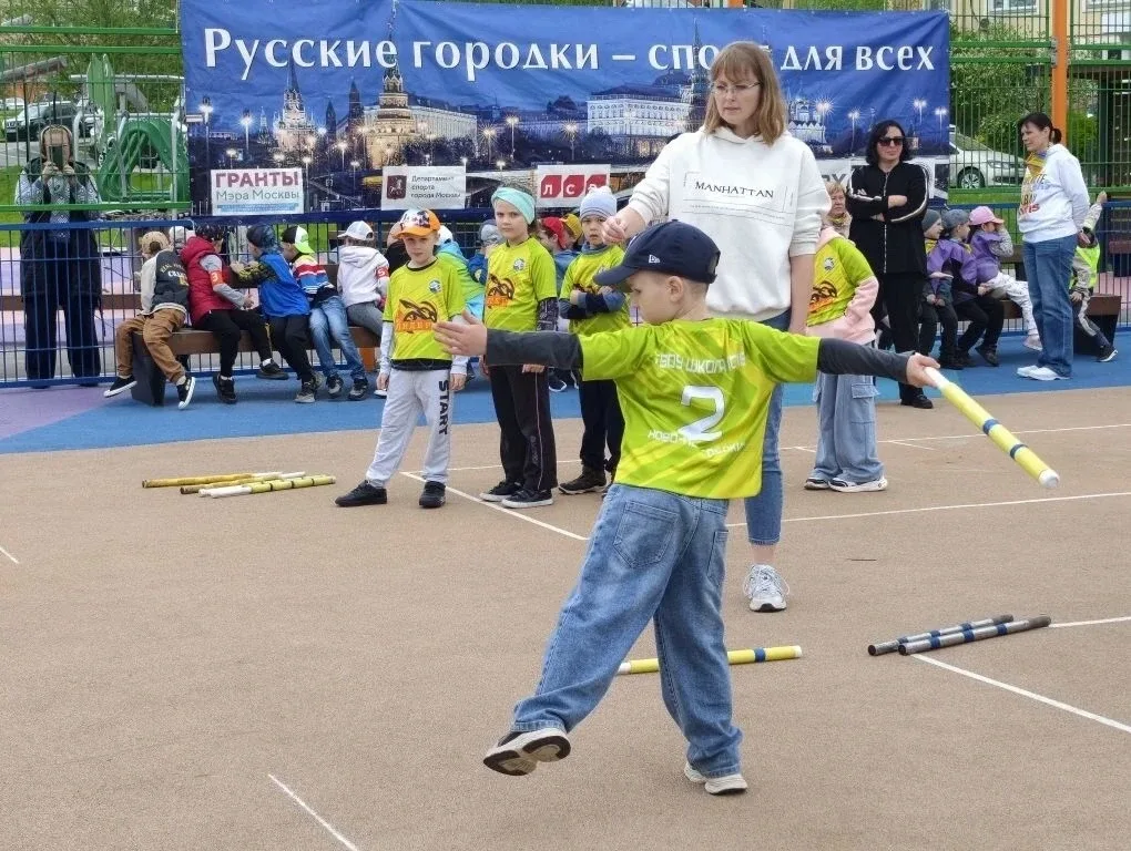 🏆 Победный бросок! Наши дошколята — лучшие в игре в городки!  «Вперед, к Победе!» — под таким девизо