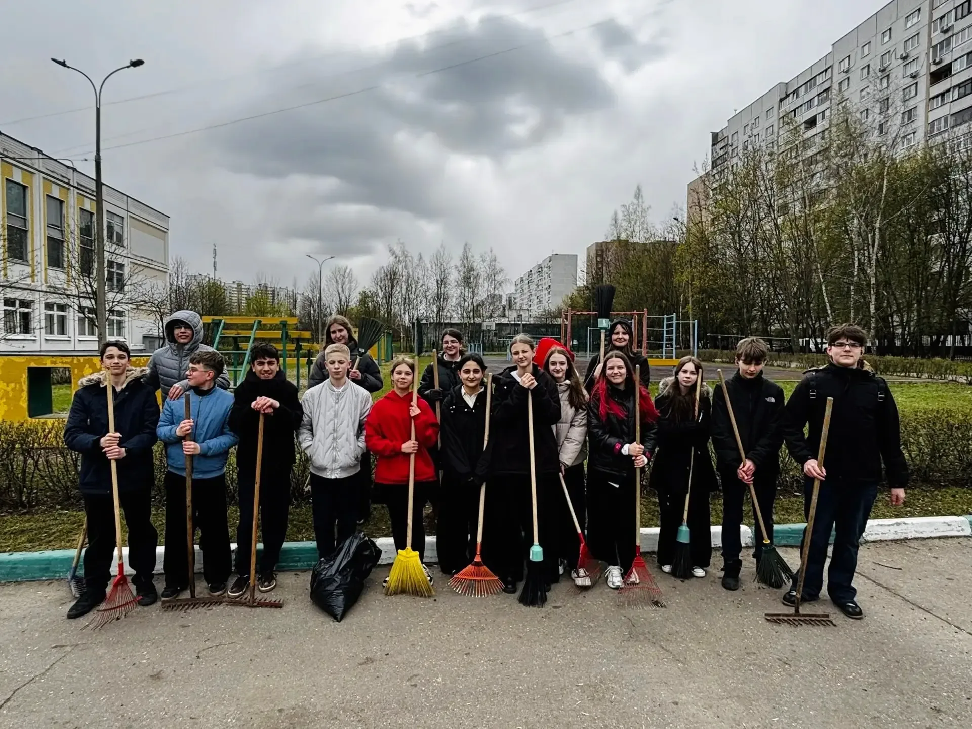 🧹 Первомай встречаем в чистоте!  В преддверии праздника Весны и Труда в Школе №1018 прошёл настоящий