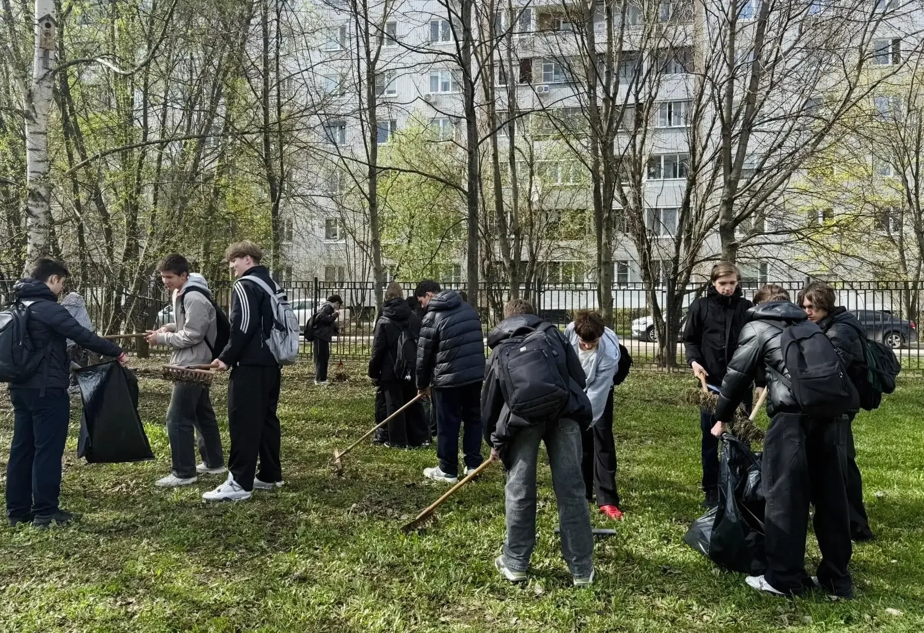 🧹 Первомай встречаем в чистоте!  В преддверии праздника Весны и Труда в Школе №1018 прошёл настоящий