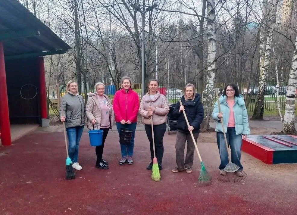 🧹 Первомай встречаем в чистоте!  В преддверии праздника Весны и Труда в Школе №1018 прошёл настоящий
