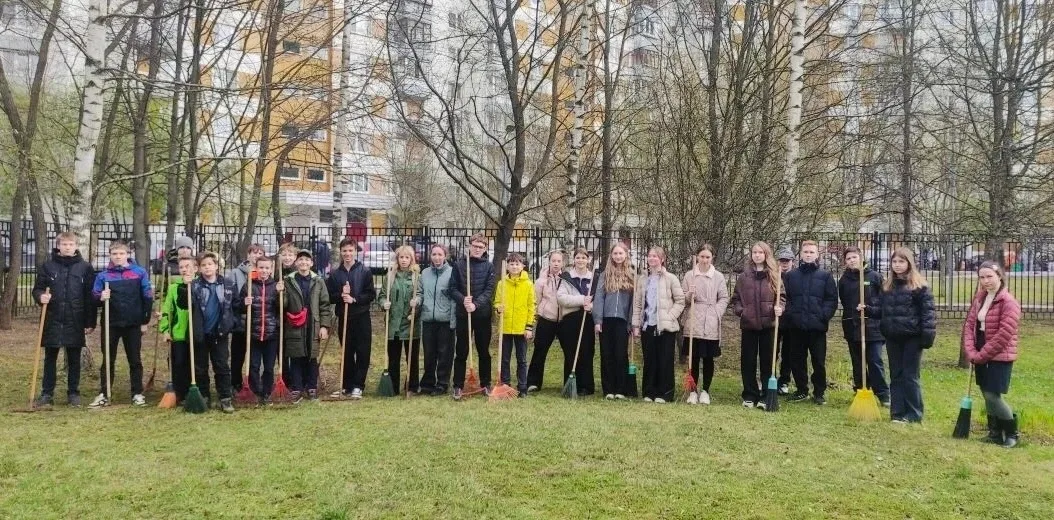 🧹 Первомай встречаем в чистоте!  В преддверии праздника Весны и Труда в Школе №1018 прошёл настоящий