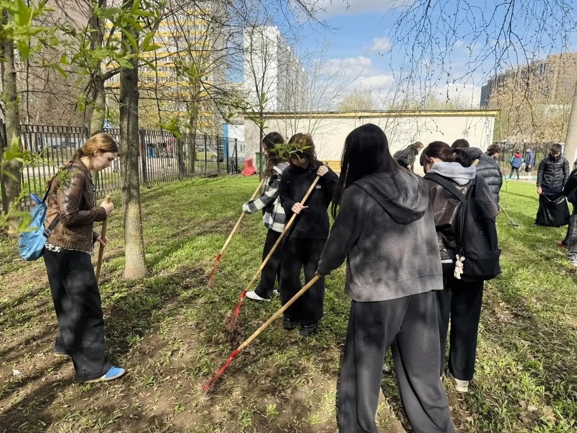 🧹 Первомай встречаем в чистоте!  В преддверии праздника Весны и Труда в Школе №1018 прошёл настоящий