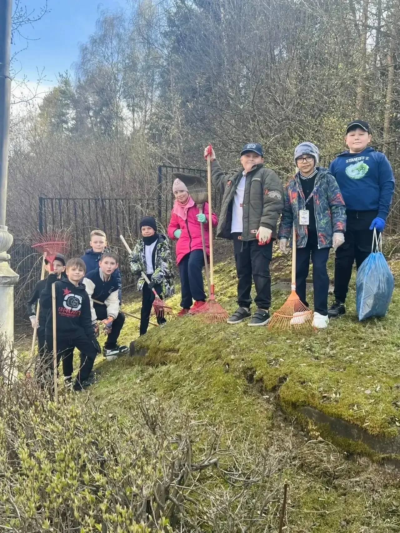 🧹 Первомай встречаем в чистоте!  В преддверии праздника Весны и Труда в Школе №1018 прошёл настоящий