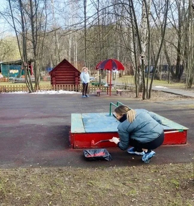 🧹 Первомай встречаем в чистоте!  В преддверии праздника Весны и Труда в Школе №1018 прошёл настоящий