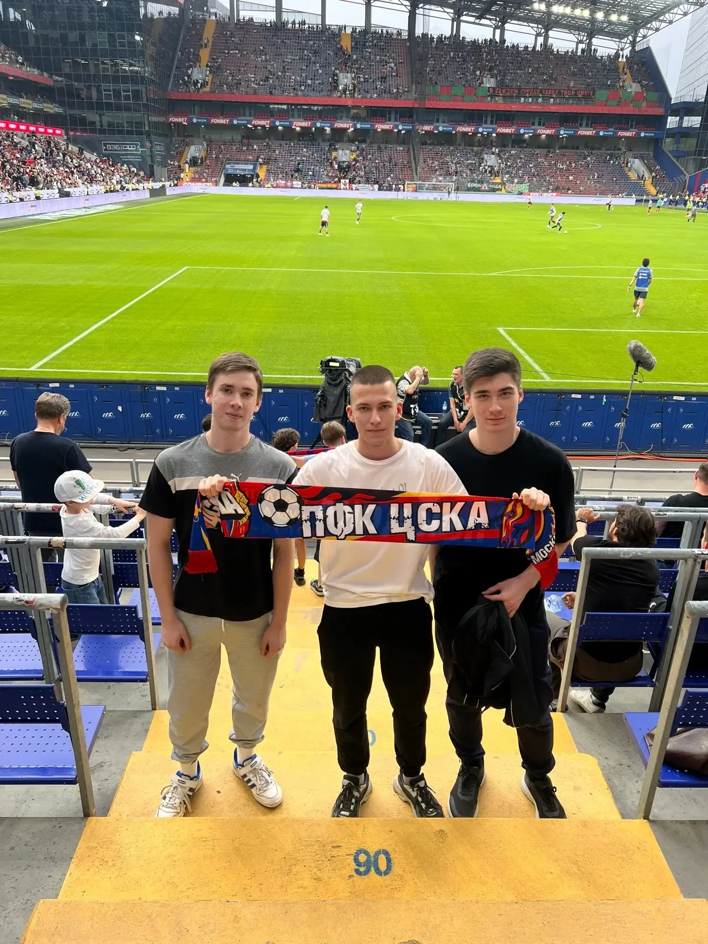 ⚽🔥 Футбольный вечер на легендарной ВЭБ Арене!  Вчера ученики Школы №1018 стали свидетелями по-настоя
