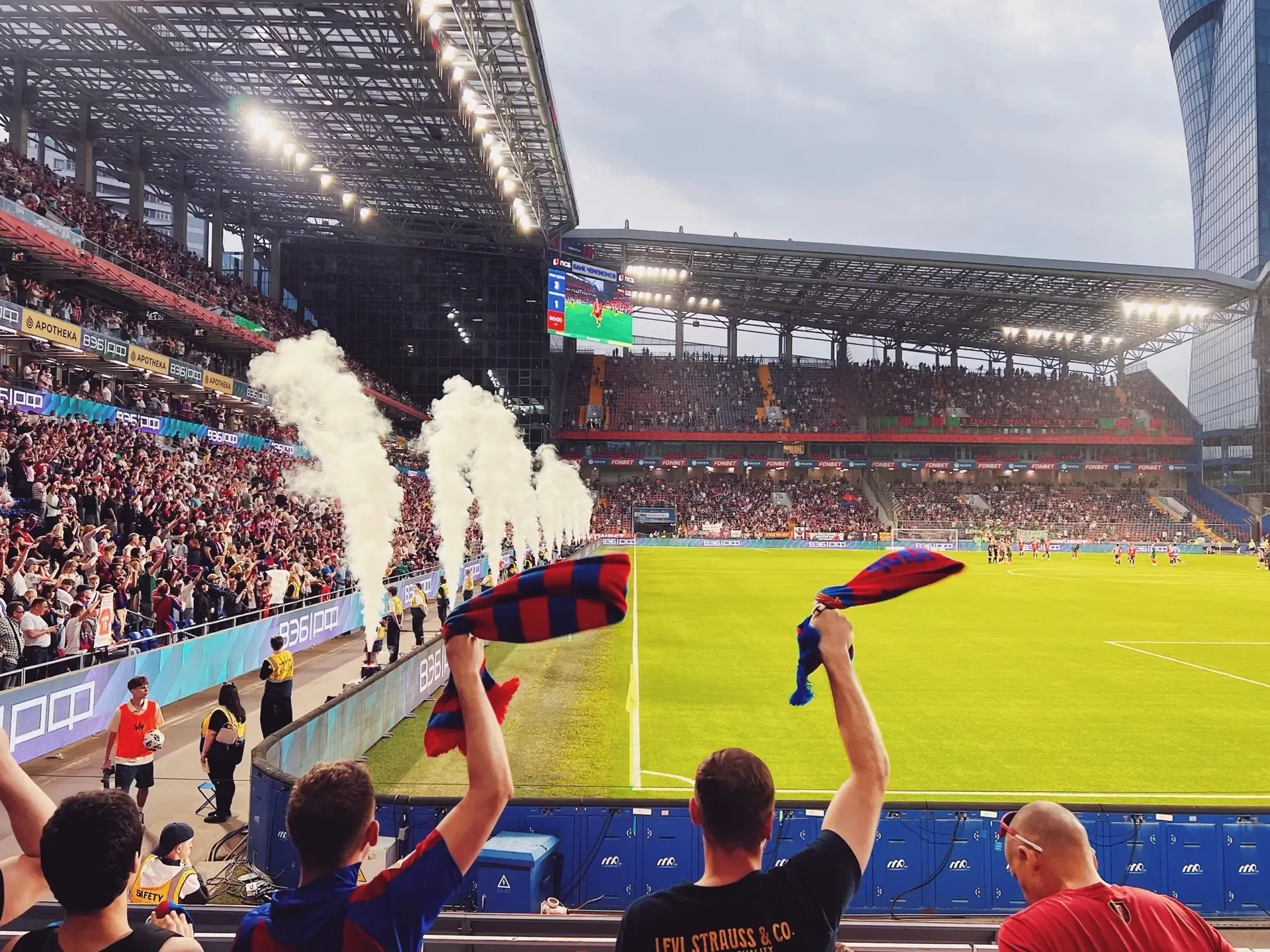 ⚽🔥 Футбольный вечер на легендарной ВЭБ Арене!  Вчера ученики Школы №1018 стали свидетелями по-настоя