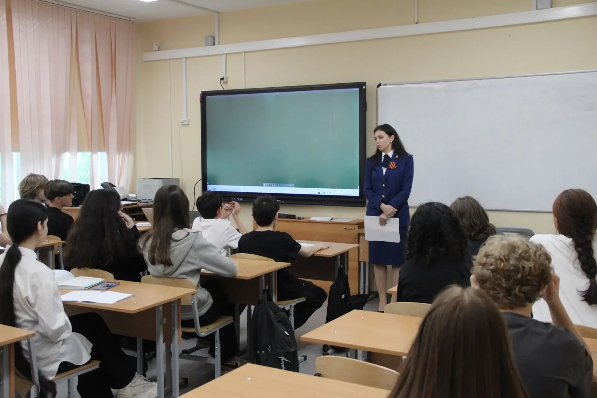 ⚖️ Профилактическая беседа: безопасность и ответственность  В Школе №1018 прошла встреча обучающихся