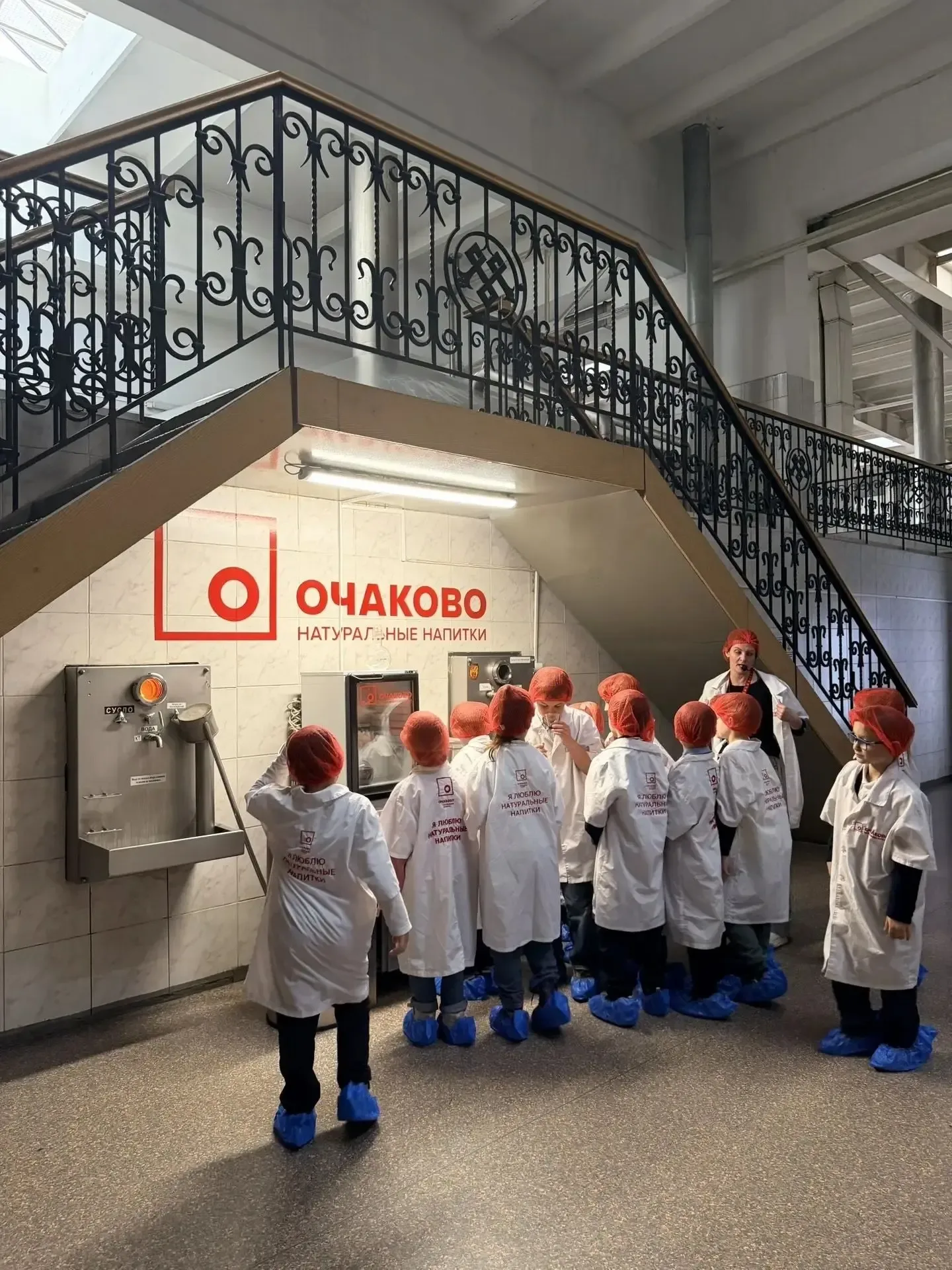 🥤 Путешествие в мир любимых напитков: 1А на заводе «Очаково»!  Наши первоклассники из  1А совершили 