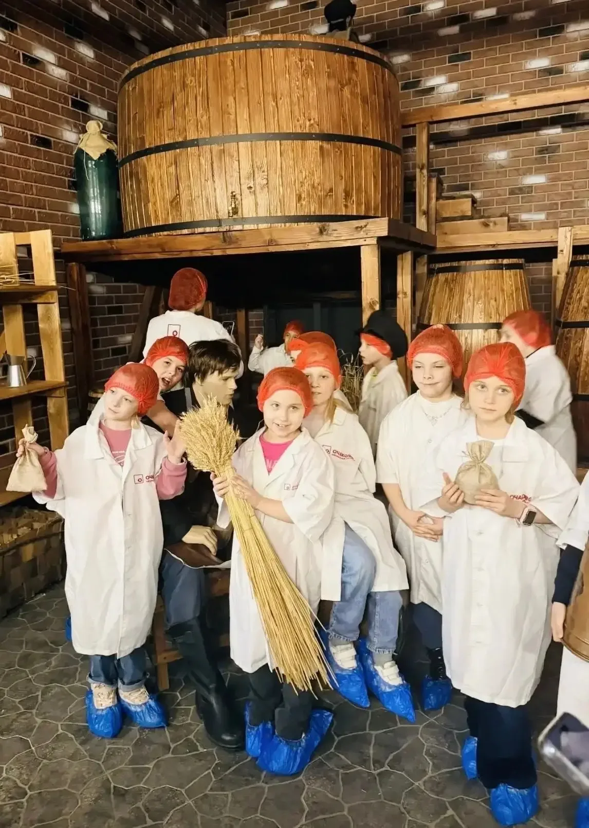 🥤 Путешествие в мир любимых напитков: 1А на заводе «Очаково»!  Наши первоклассники из  1А совершили 