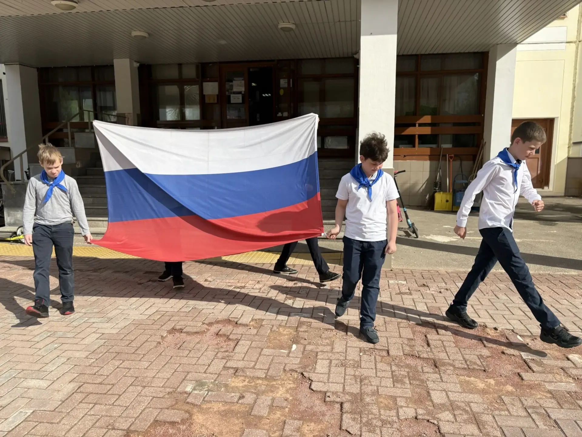 Вот и подходит к концу учебный год! 🥳  Осталось всего 3 дня до долгожданных летних каникул! ☀️  🇷🇺Вч