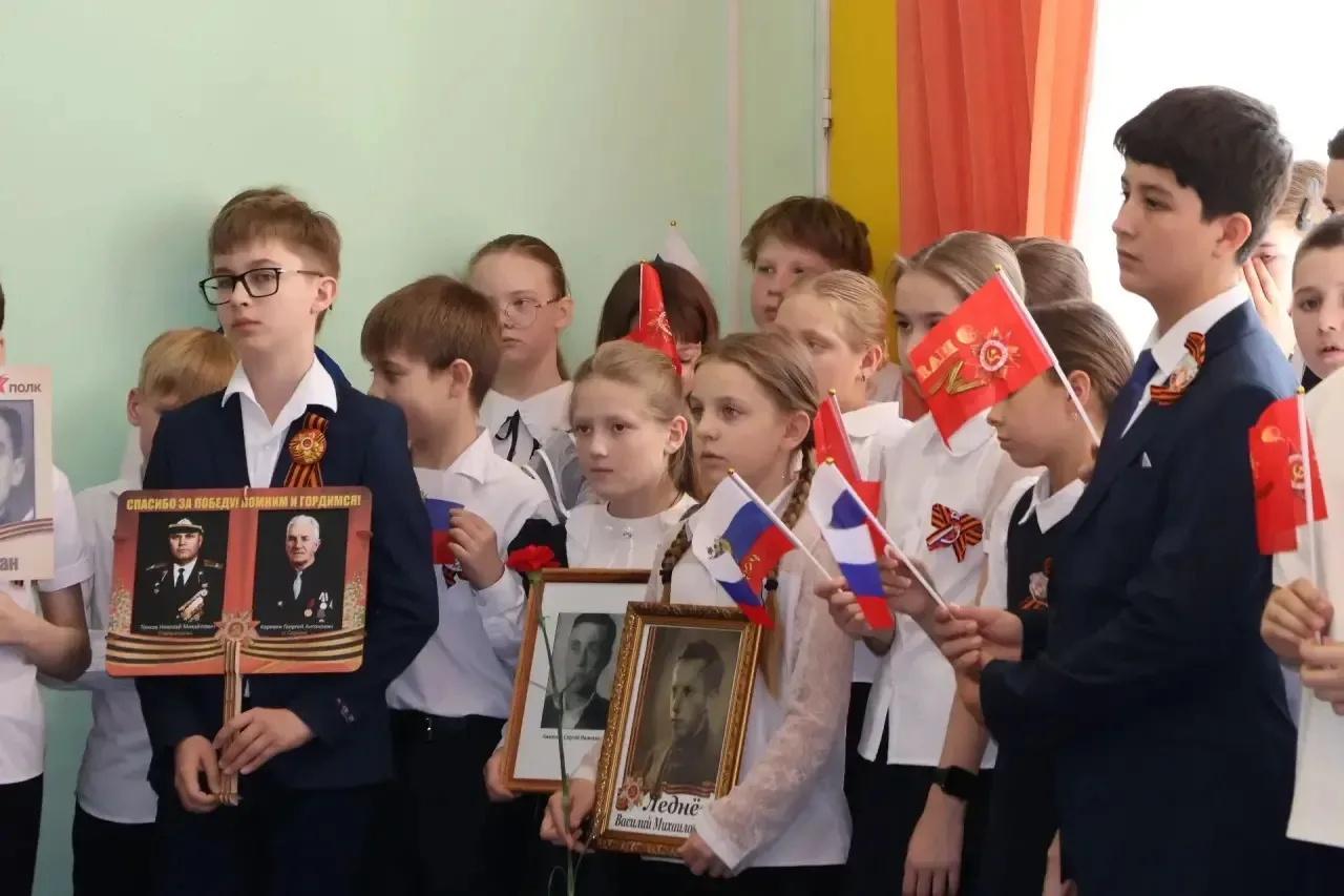 📣8 мая на торжественной линейке гость школы, ветеран Вооруженных сил России, председатель комитета в