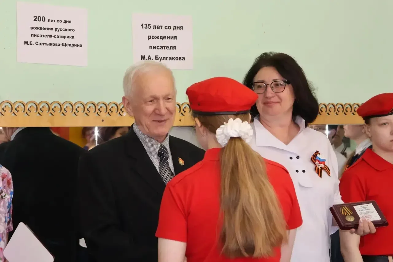 📣8 мая на торжественной линейке гость школы, ветеран Вооруженных сил России, председатель комитета в