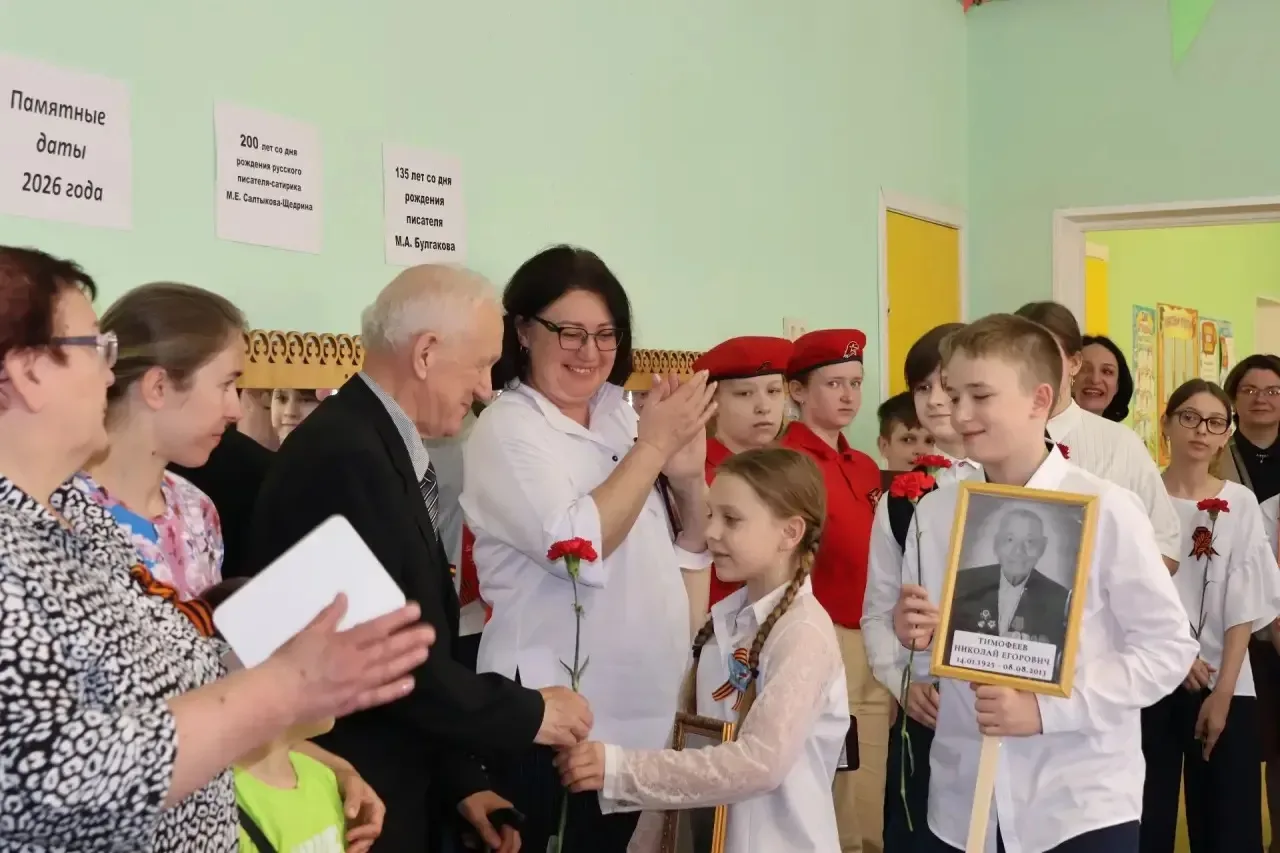 📣8 мая на торжественной линейке гость школы, ветеран Вооруженных сил России, председатель комитета в