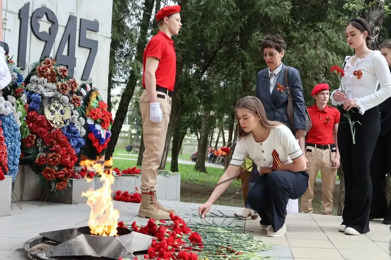 🔥8 мая 2026 года у мемориала "Вечный огонь", которому в этом году исполнилось 55 лет, жители микрора