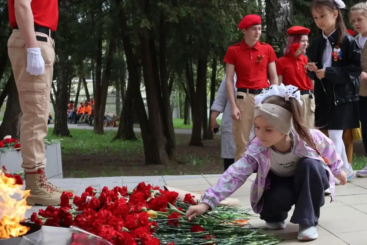 🔥8 мая 2026 года у мемориала "Вечный огонь", которому в этом году исполнилось 55 лет, жители микрора