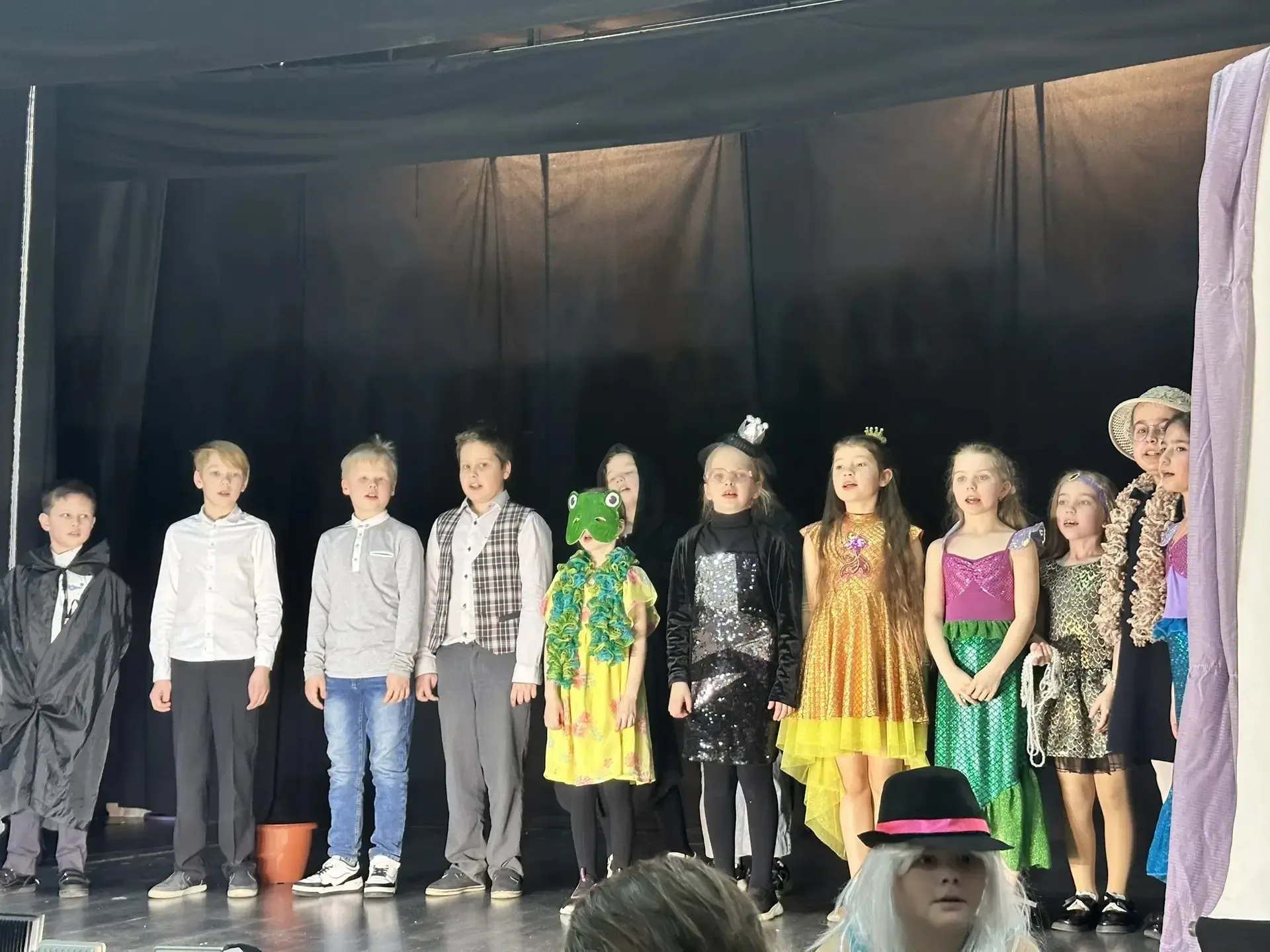Театральный сезон завершен, но впечатления останутся навсегда! ✨  Наш театральный коллектив с гордос