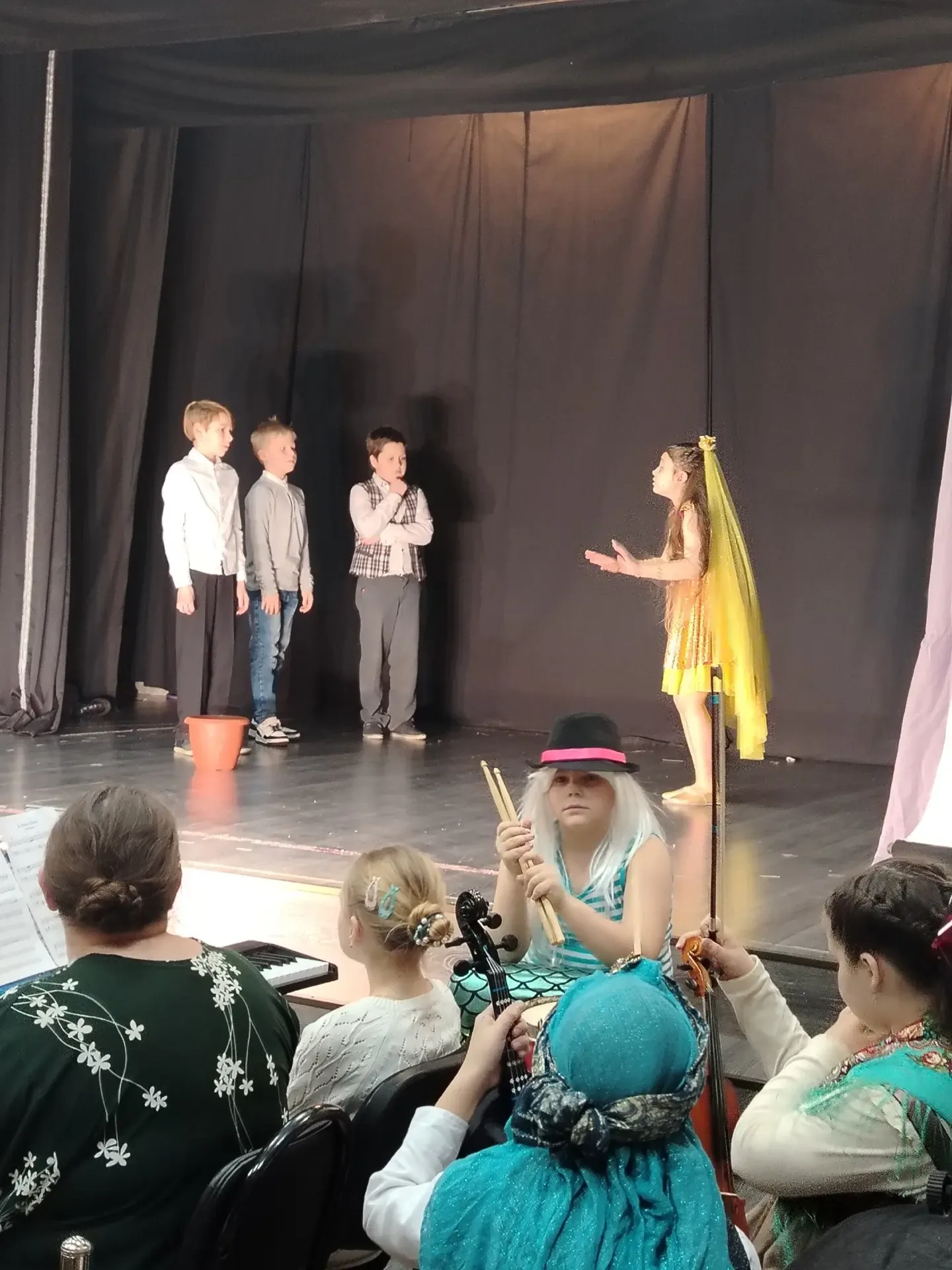 Театральный сезон завершен, но впечатления останутся навсегда! ✨  Наш театральный коллектив с гордос