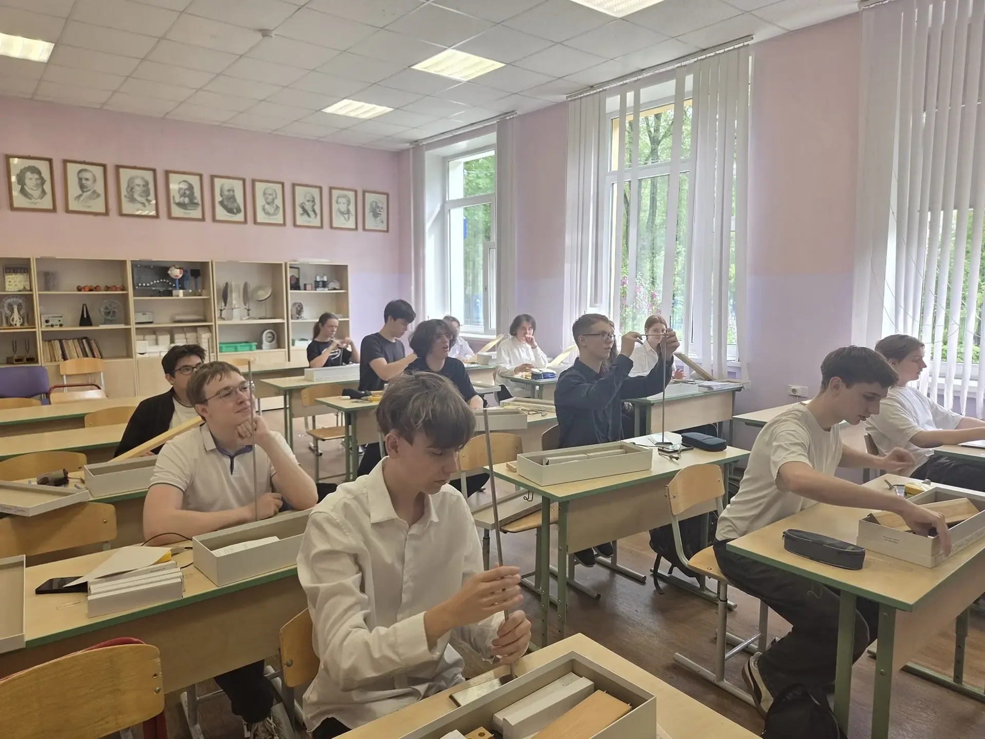 Четвертый этап «Кибербоя»: десятиклассники 1 МОК определили коэффициент трения в условиях аварийной 