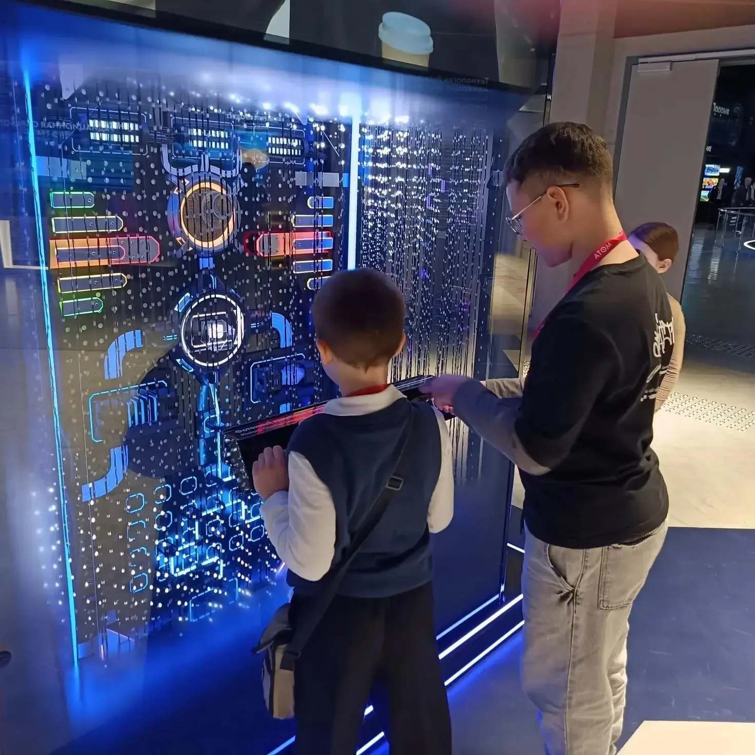 Подарок за победу 🏛⚛️  Наш хоровой ансамбль «Улыбка» побывал на экскурсии в павильоне «Атом» на ВДНХ