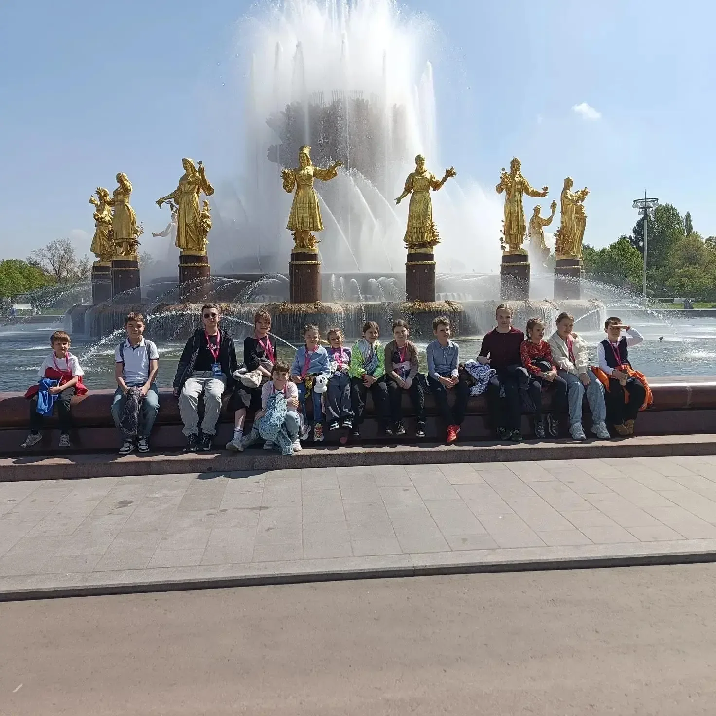 Подарок за победу 🏛⚛️  Наш хоровой ансамбль «Улыбка» побывал на экскурсии в павильоне «Атом» на ВДНХ