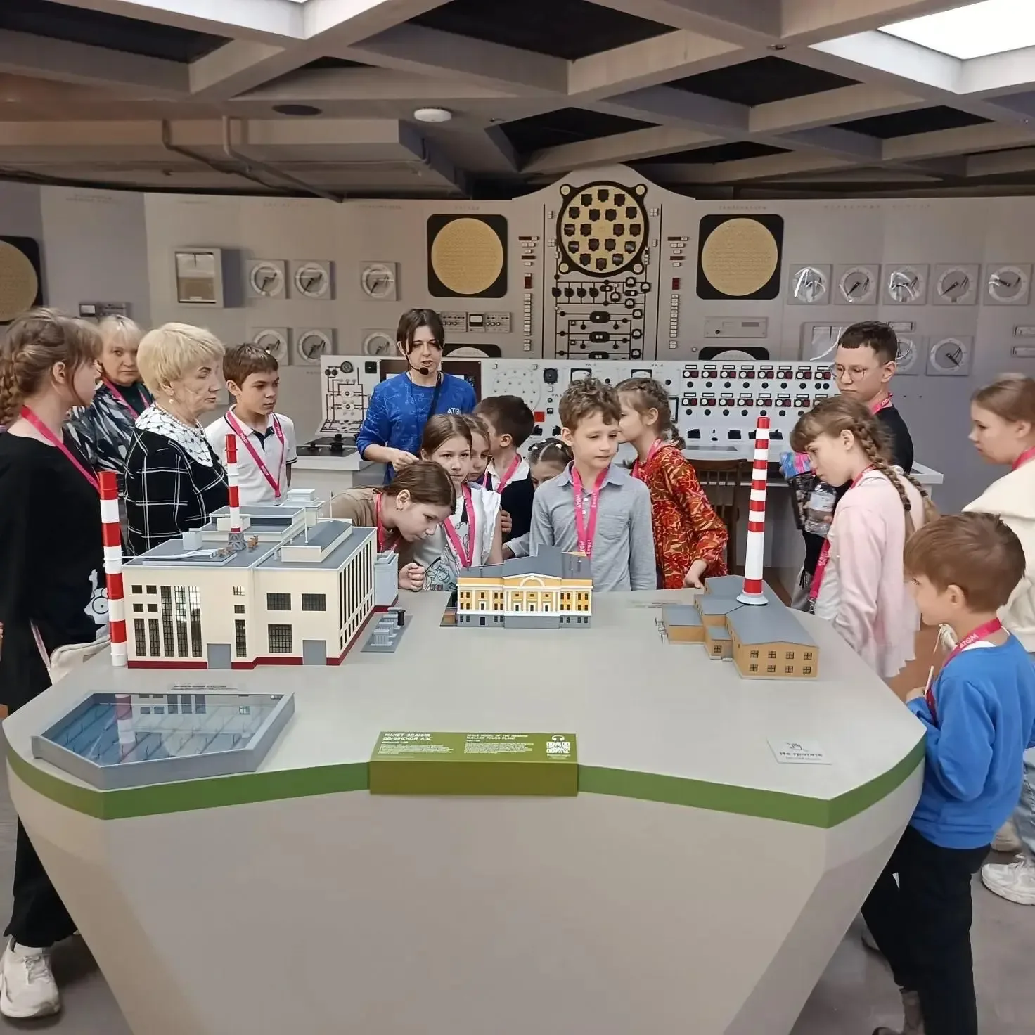 Подарок за победу 🏛⚛️  Наш хоровой ансамбль «Улыбка» побывал на экскурсии в павильоне «Атом» на ВДНХ
