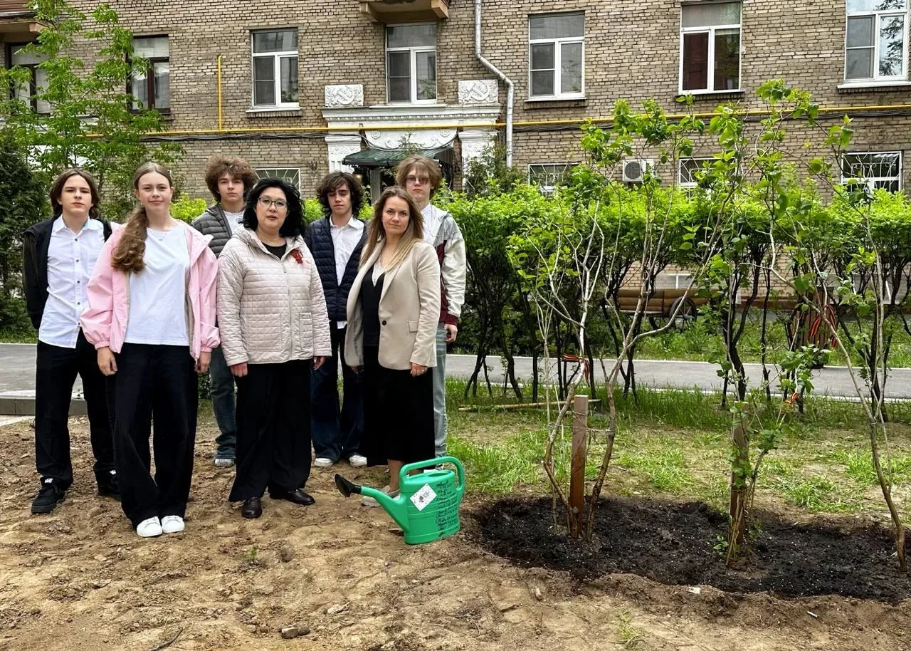 Сирень на улицах Победы🎖  Год назад, в преддверии юбилея Победы, в нашем районе Щукино появилась осо