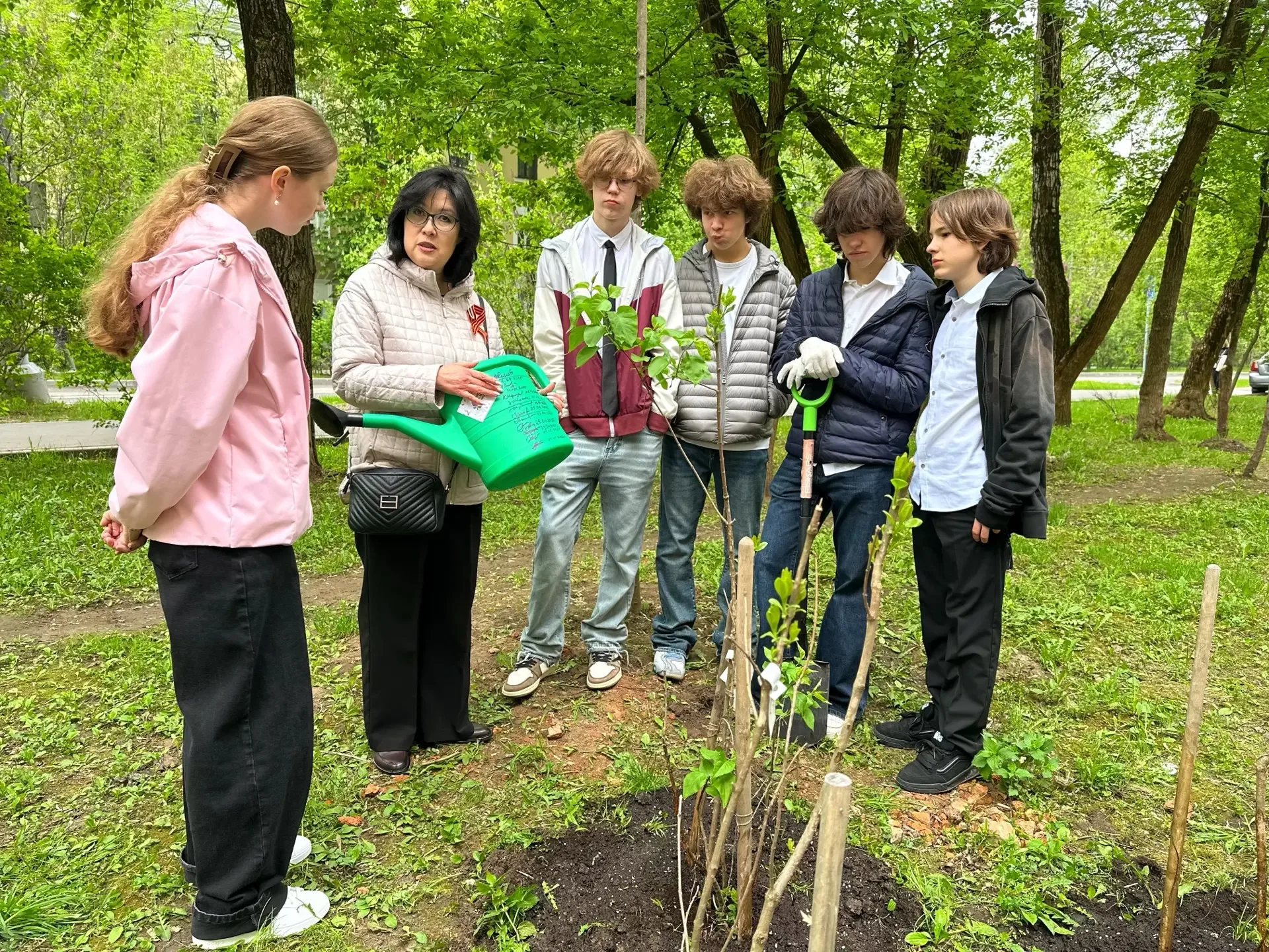 Сирень на улицах Победы🎖  Год назад, в преддверии юбилея Победы, в нашем районе Щукино появилась осо