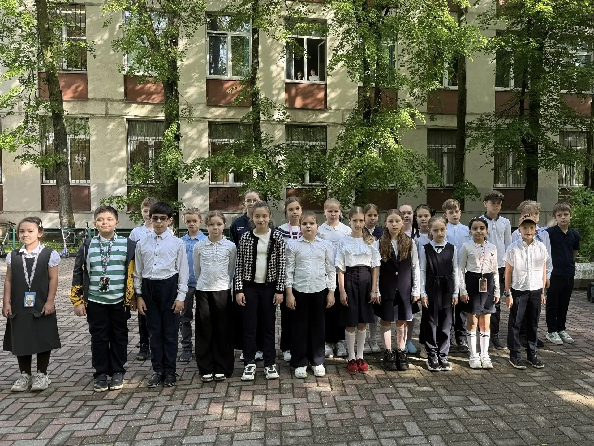 Начало недели в нашей школе  🇷🇺 В понедельник в нашей школе прошла традиционная линейка, посвящённая