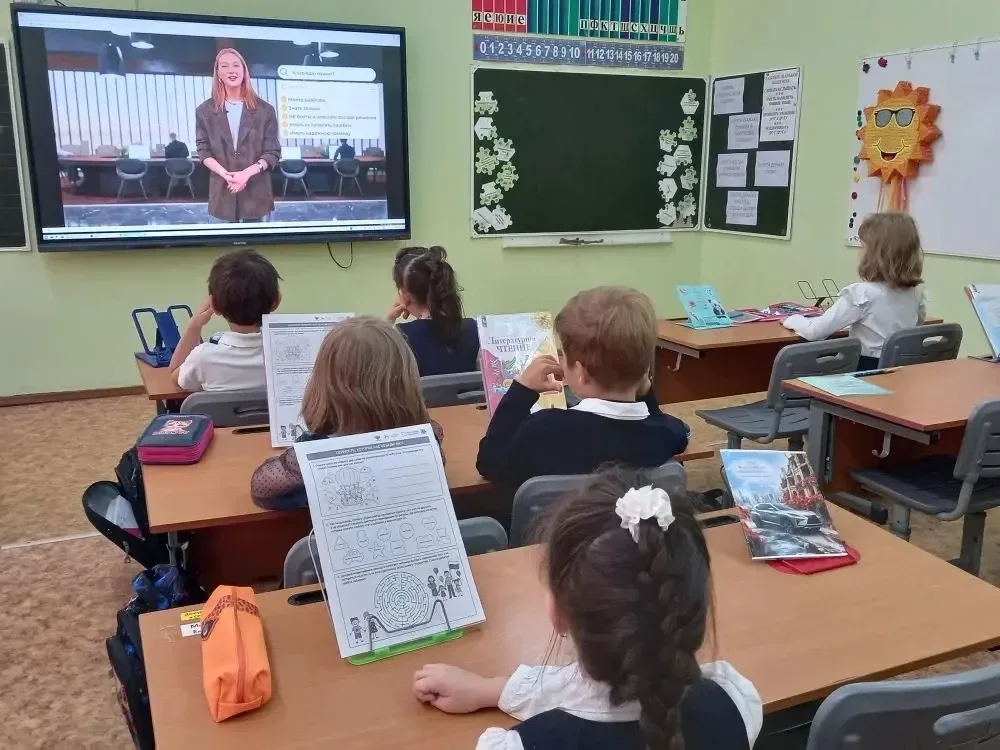 Начало недели в нашей школе  🇷🇺 В понедельник в нашей школе прошла традиционная линейка, посвящённая