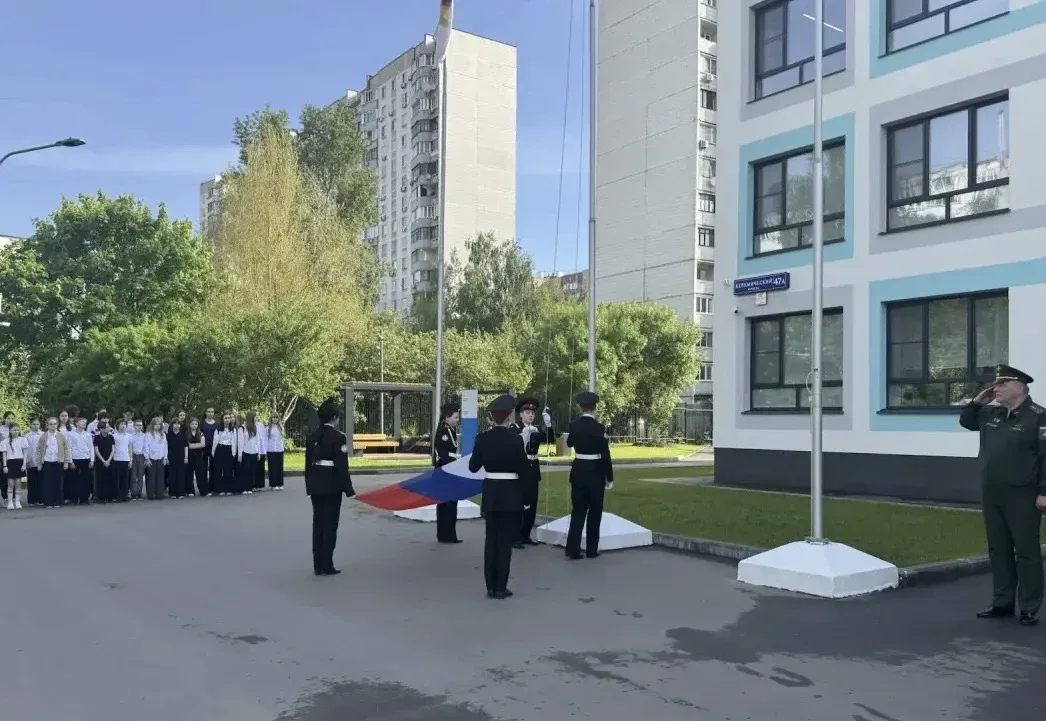 Начало недели в нашей школе  🇷🇺 В понедельник в нашей школе прошла традиционная линейка, посвящённая