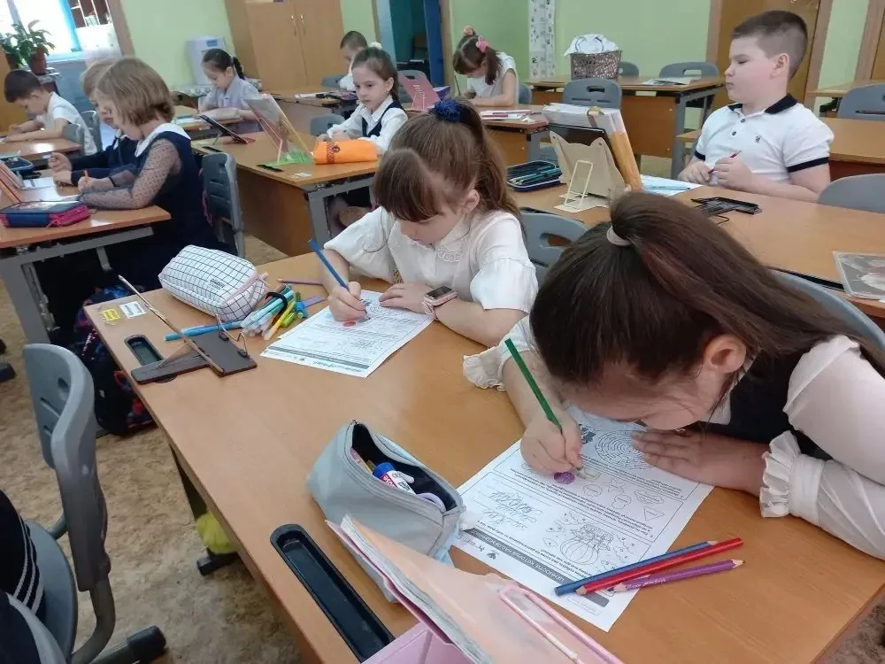 Начало недели в нашей школе  🇷🇺 В понедельник в нашей школе прошла традиционная линейка, посвящённая