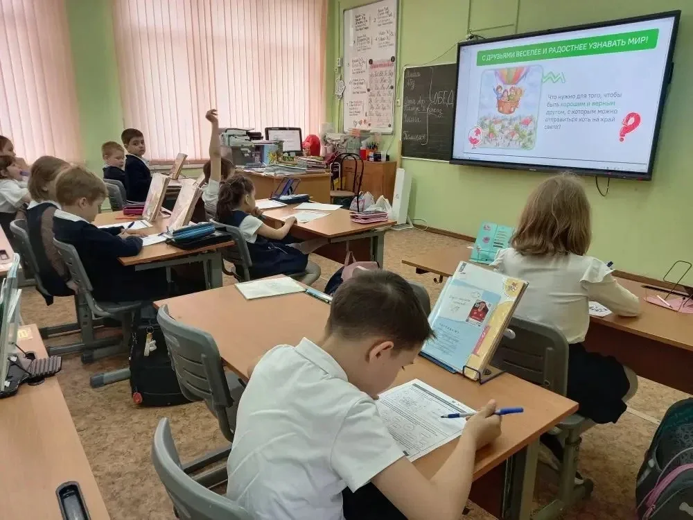 Начало недели в нашей школе  🇷🇺 В понедельник в нашей школе прошла традиционная линейка, посвящённая