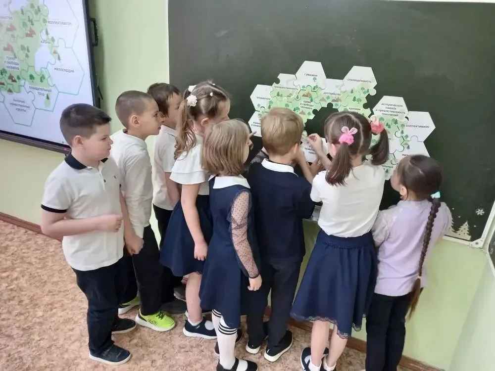 Начало недели в нашей школе  🇷🇺 В понедельник в нашей школе прошла традиционная линейка, посвящённая