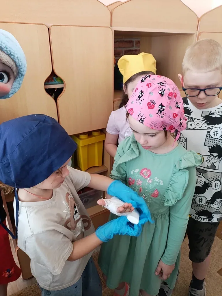 «Гость группы»: моя мама - медсестра  👩‍⚕️ 14 мая в подготовительной группе 9-6 прошёл интересный и 