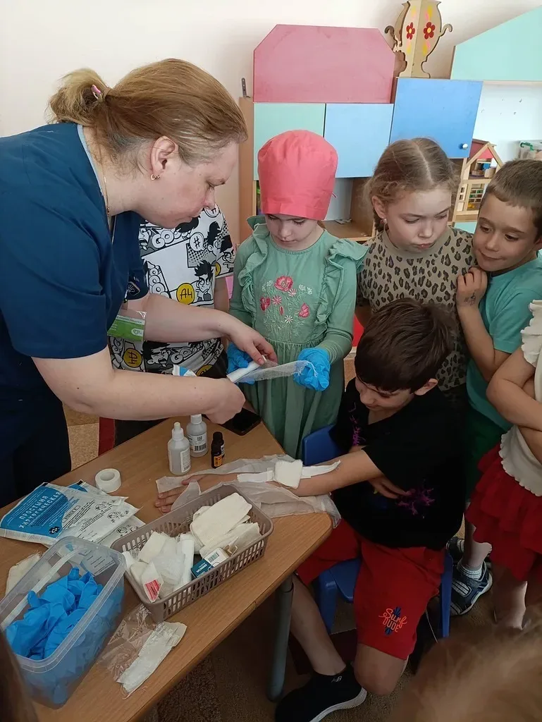 «Гость группы»: моя мама - медсестра  👩‍⚕️ 14 мая в подготовительной группе 9-6 прошёл интересный и 