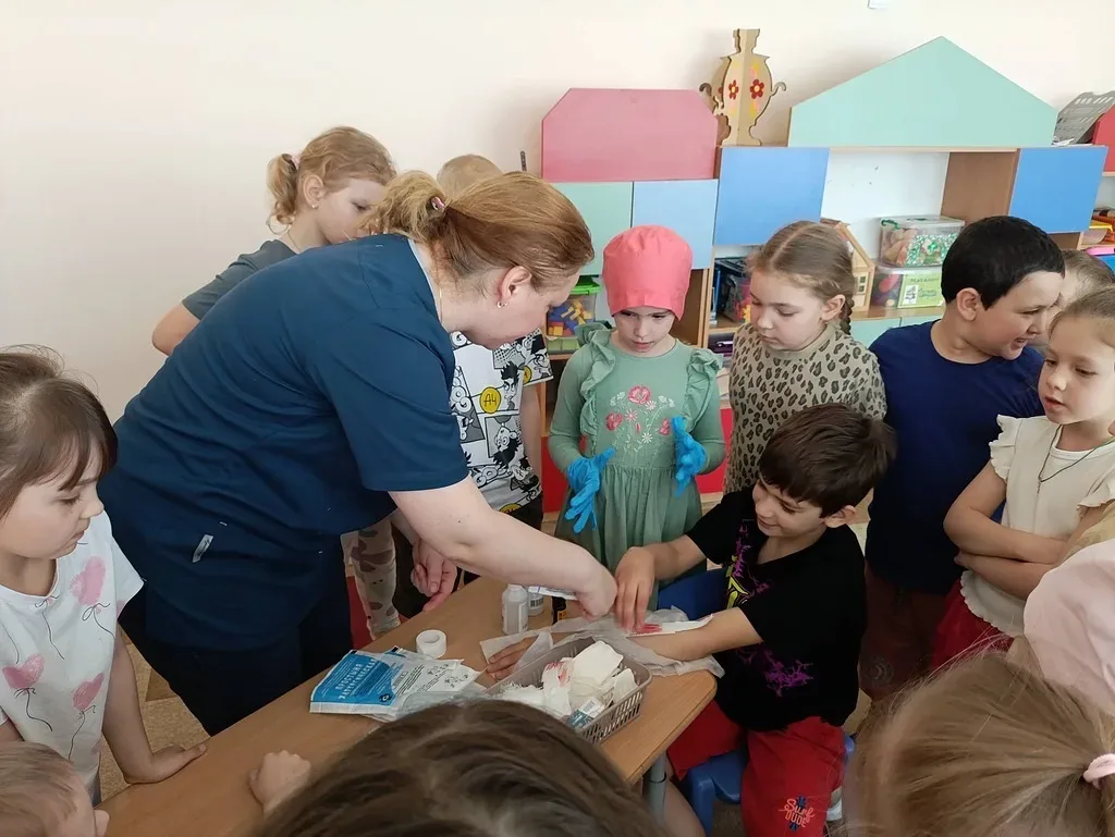 «Гость группы»: моя мама - медсестра  👩‍⚕️ 14 мая в подготовительной группе 9-6 прошёл интересный и 