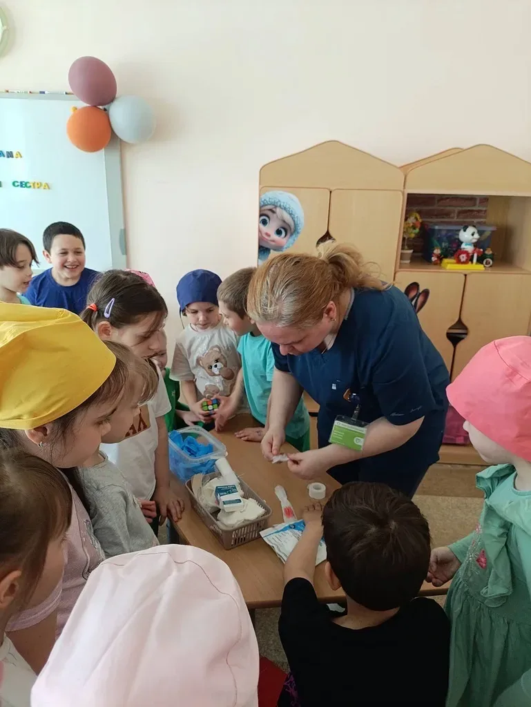 «Гость группы»: моя мама - медсестра  👩‍⚕️ 14 мая в подготовительной группе 9-6 прошёл интересный и 