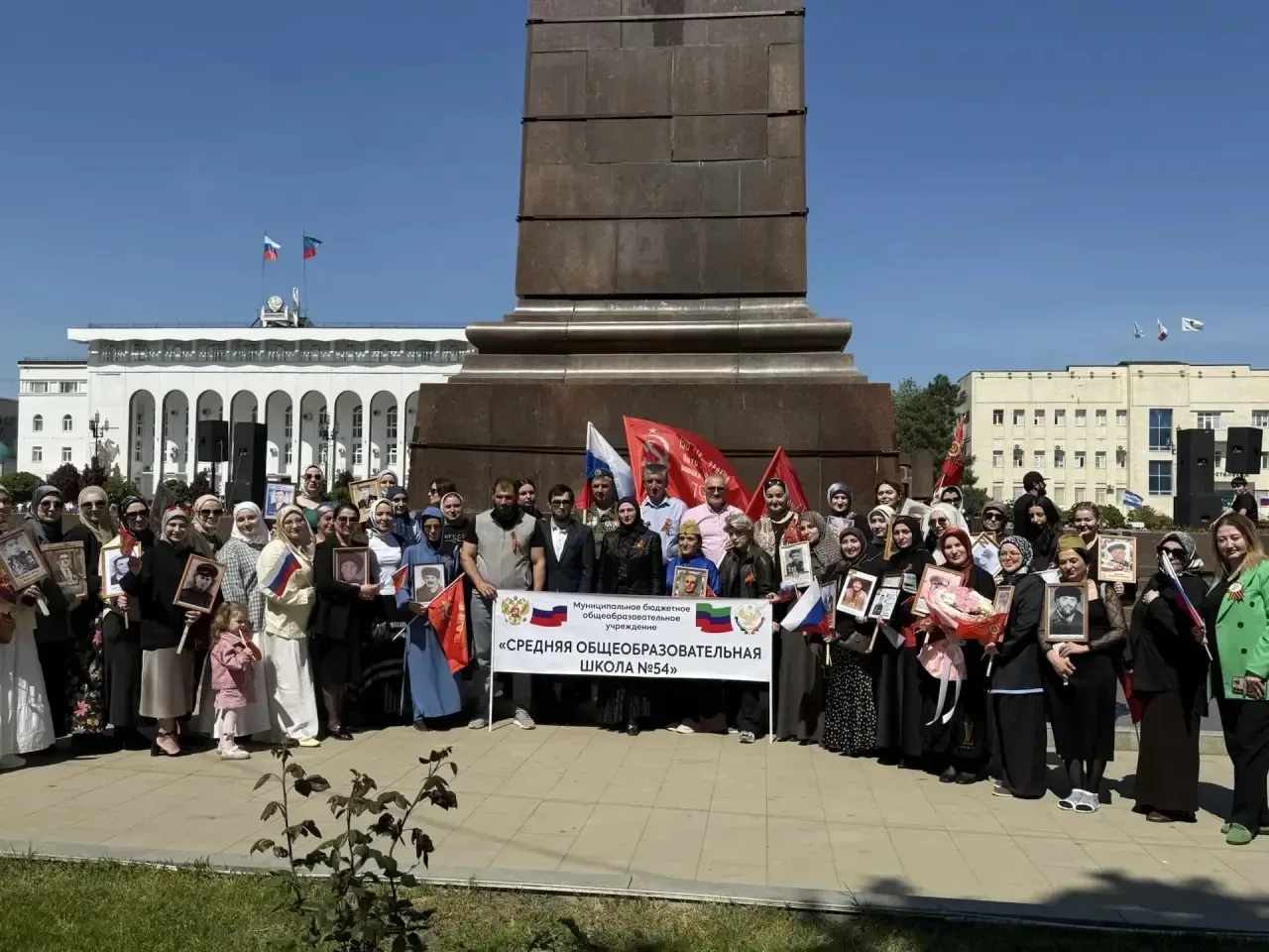 В Махачкале состоялось масштабное шествие «Бессмертного полка», объединившее свыше 30 тысяч человек 