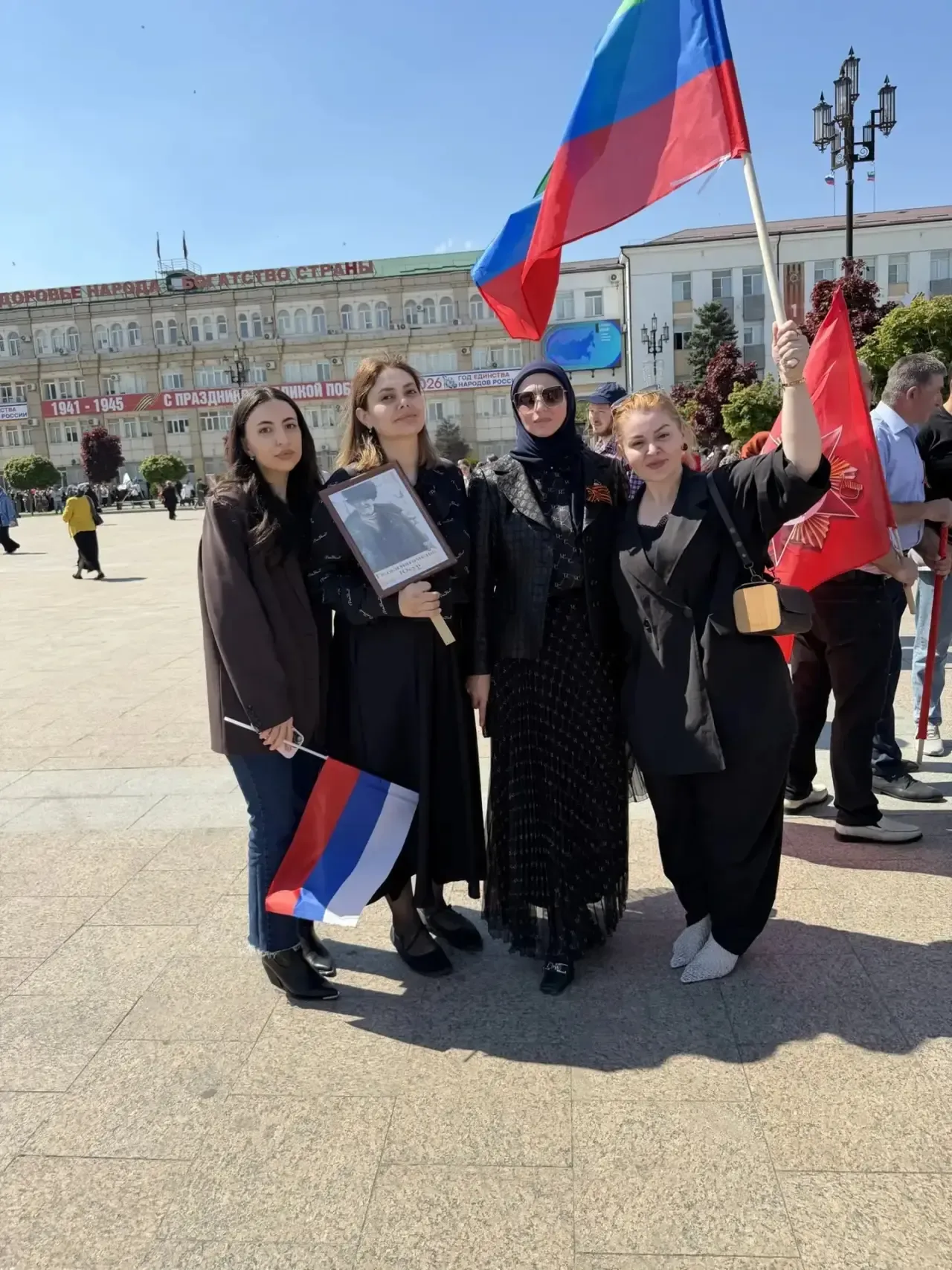 В Махачкале состоялось масштабное шествие «Бессмертного полка», объединившее свыше 30 тысяч человек 