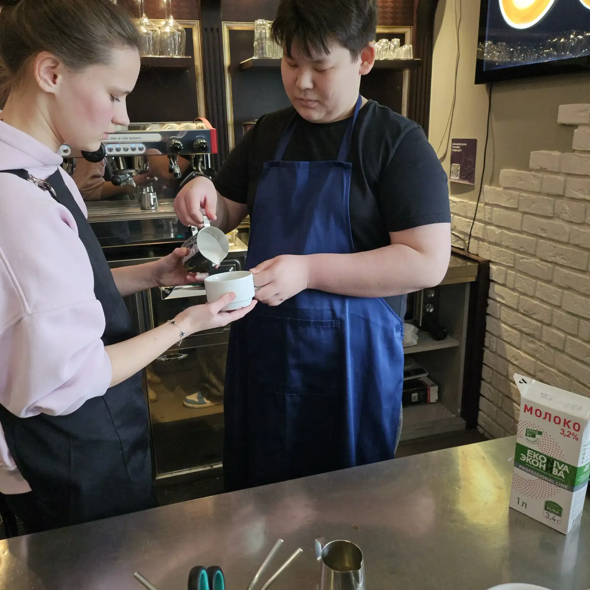 ЗНАКОМСТВО С ПРОФЕССИЕЙ БАРИСТА  ☕️ Ученики школы посетили колледж «МОК Запад» и попробовали себя в 