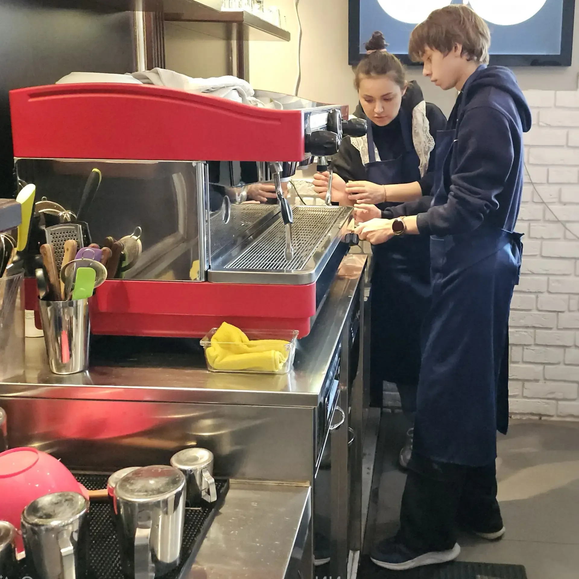 ЗНАКОМСТВО С ПРОФЕССИЕЙ БАРИСТА  ☕️ Ученики школы посетили колледж «МОК Запад» и попробовали себя в 