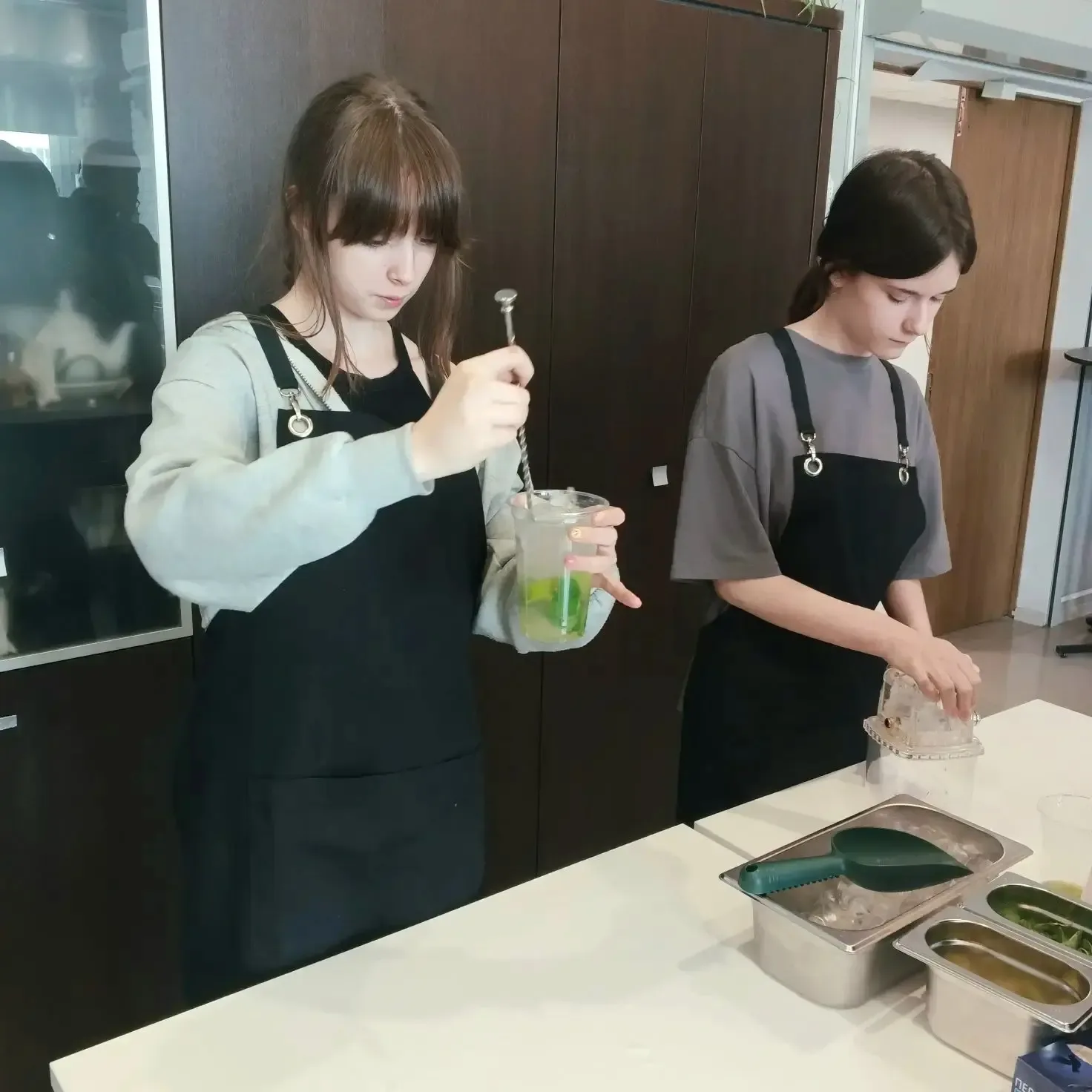 ЗНАКОМСТВО С ПРОФЕССИЕЙ БАРИСТА  ☕️ Ученики школы посетили колледж «МОК Запад» и попробовали себя в 