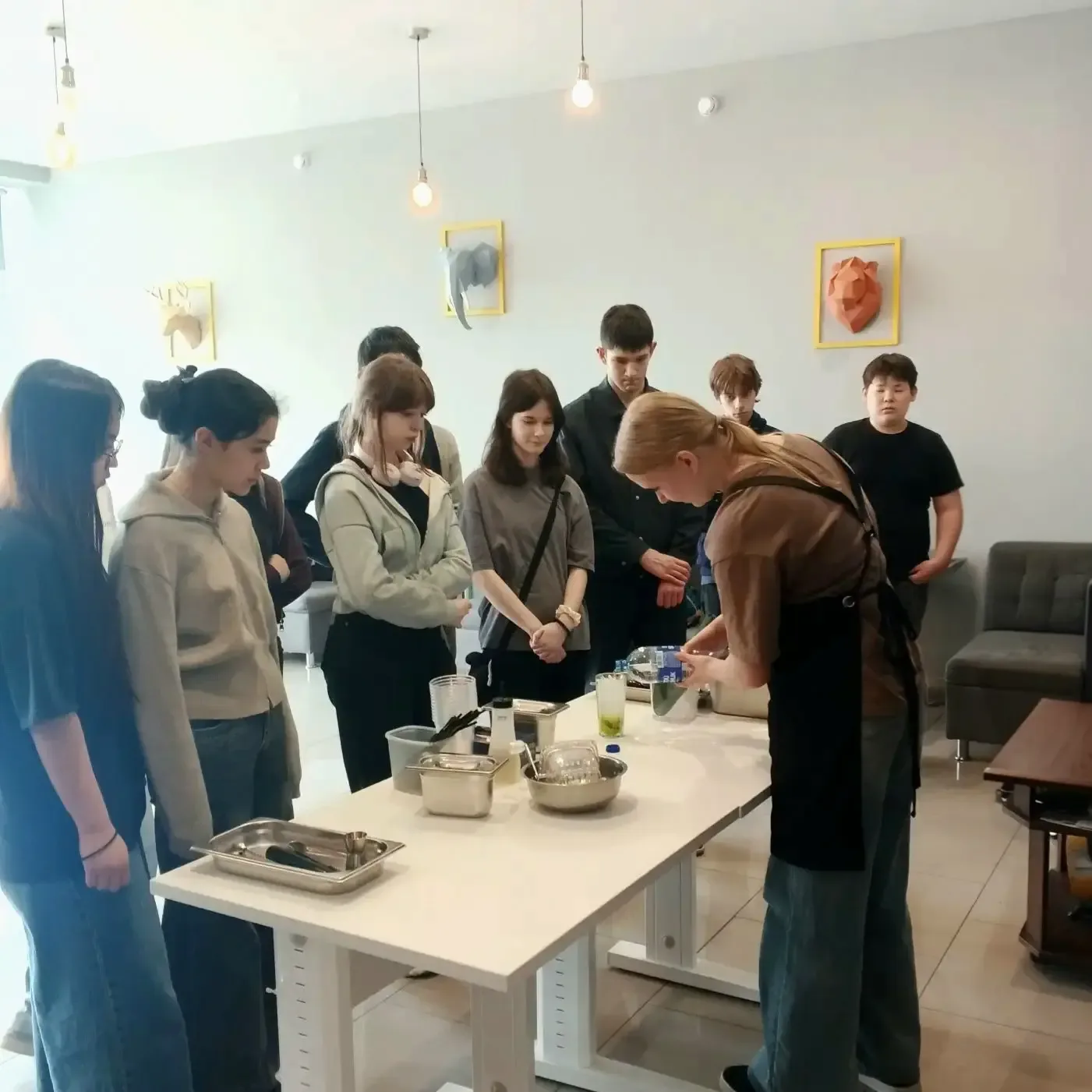 ЗНАКОМСТВО С ПРОФЕССИЕЙ БАРИСТА  ☕️ Ученики школы посетили колледж «МОК Запад» и попробовали себя в 
