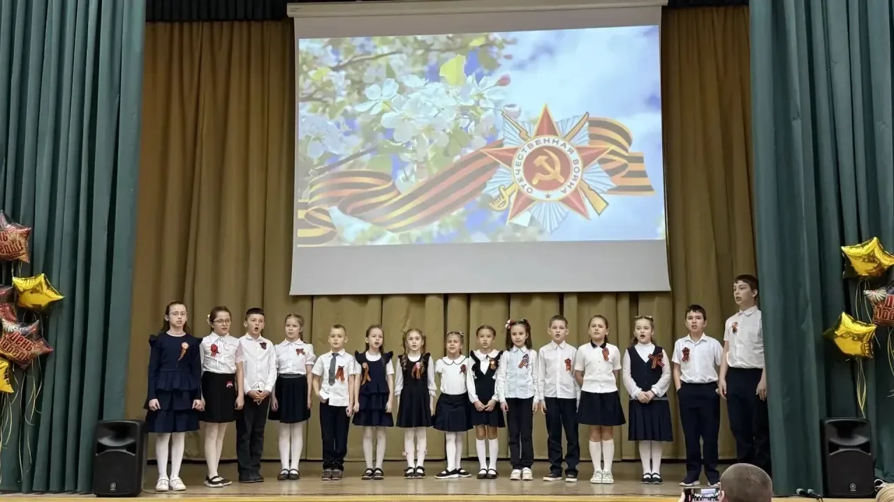 За кулисами остались ноты, а в сердцах — благодарность  🎶В стенах нашей школы прошёл концерт, посвящ