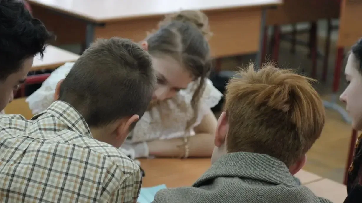 Литературная дуэль  🏫В нашей школе царила атмосфера настоящего литературного поединка! Между 8 "А" и