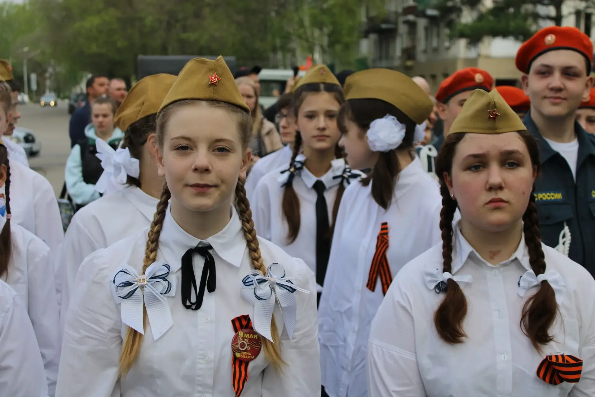 Сегодня возле памятника "Воинам Орджоникидзевского района, погибшим в боях за Родину в период Велико