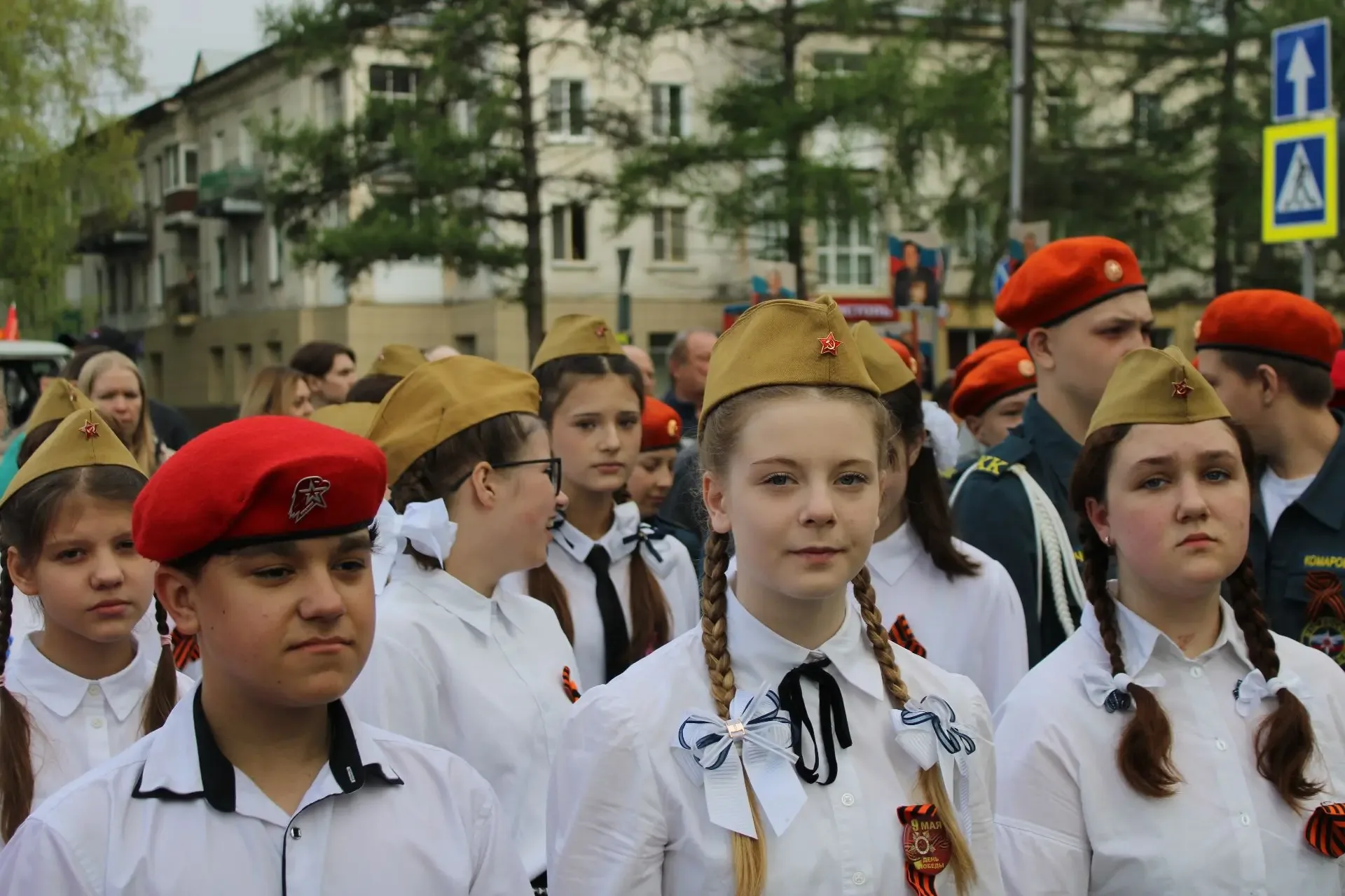 Сегодня возле памятника "Воинам Орджоникидзевского района, погибшим в боях за Родину в период Велико