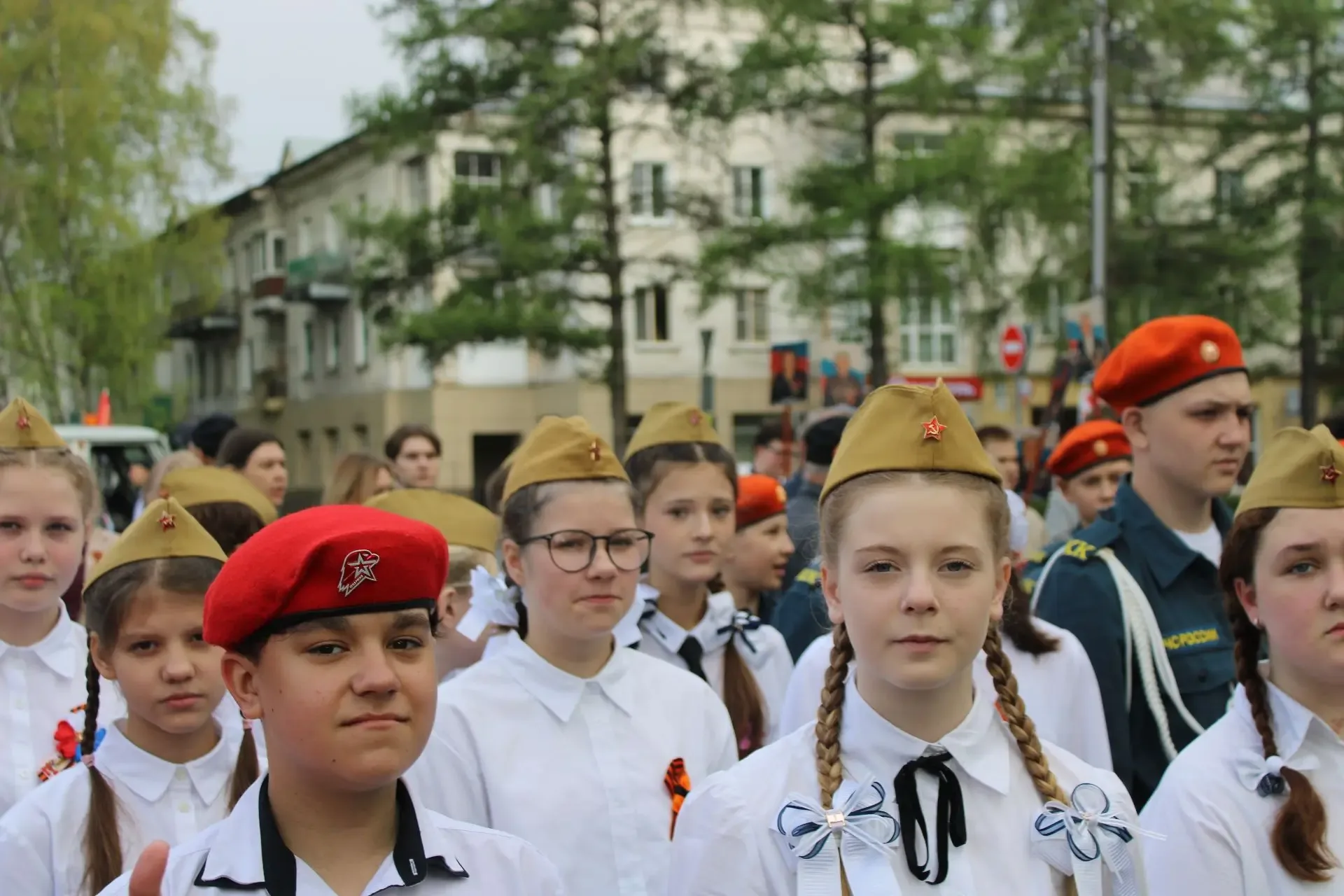 Сегодня возле памятника "Воинам Орджоникидзевского района, погибшим в боях за Родину в период Велико