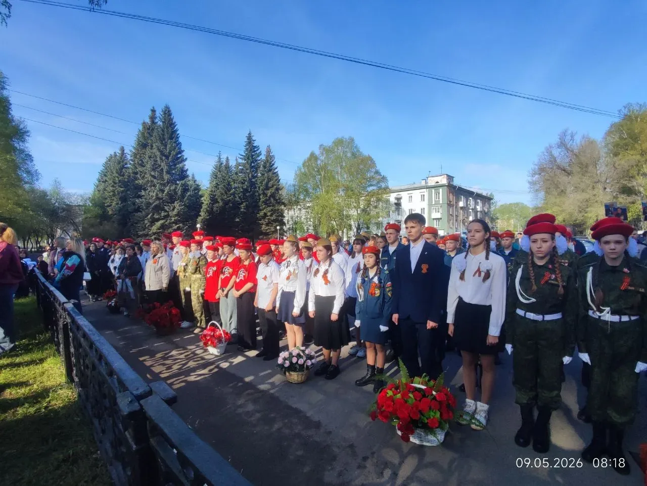 Сегодня возле памятника "Воинам Орджоникидзевского района, погибшим в боях за Родину в период Велико